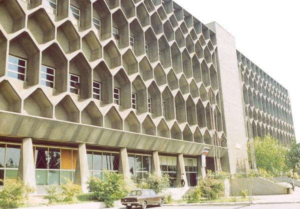 اداره لانه زنبوری تهران کجاست؟، زنبور از بالای این ساختمان 89 ساله تکان نمی خورد!