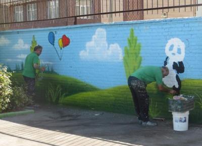 ایده جالب به وسیله زیباسازی تهران ، دانش آموزان دیوار مدرسه هایشان را رنگ می نمایند